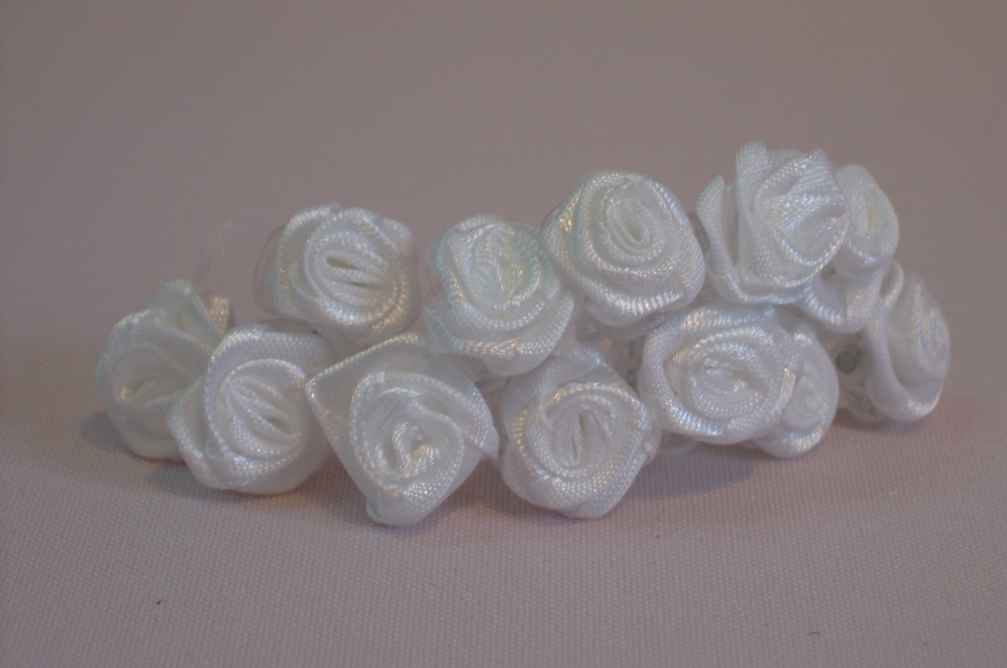 Fehér rózsa hajcsatt menyasszonynak